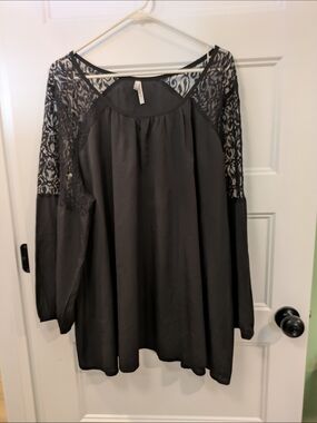 🔴 3/$15 True Destiny Black Lace Sleeve Tunic
